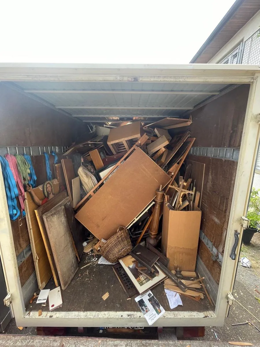 Voll beladener Transporter mit Sperrmüll aus einer Entrümpelung